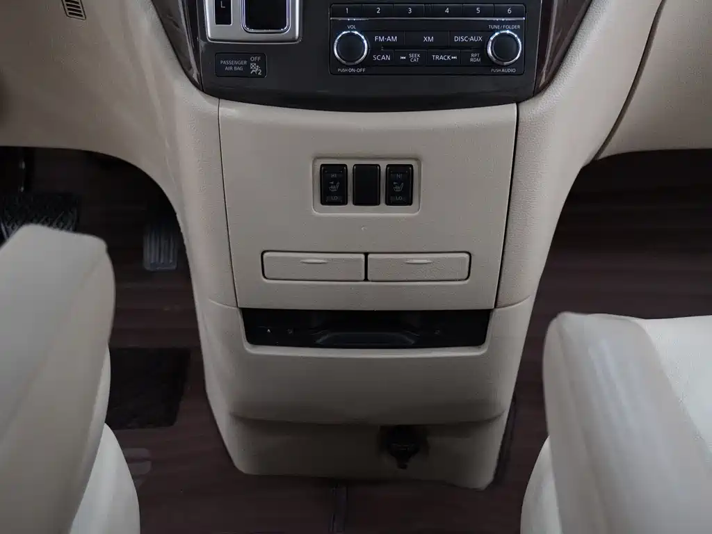 Nissan Quest 2016 — фото 15