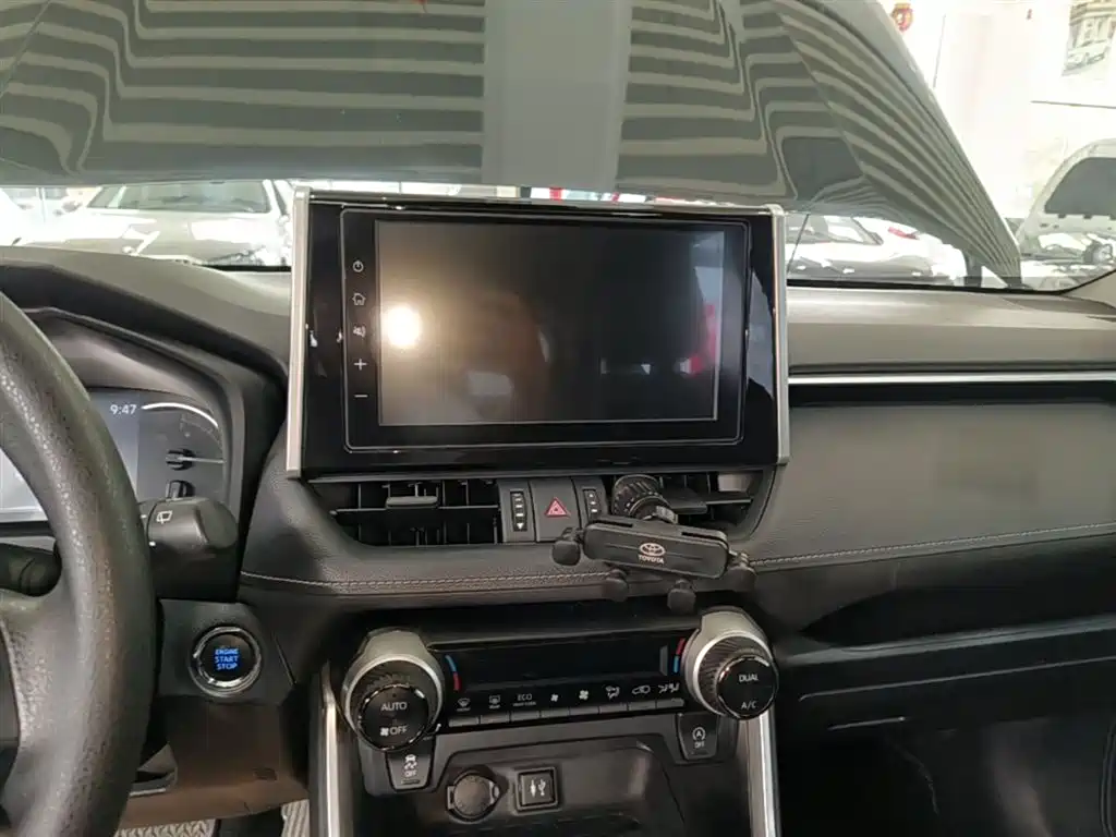 Toyota RAV4 2020 — фото 13