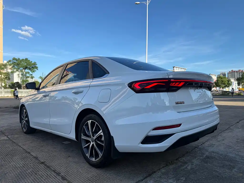 Geely Emgrand 2021