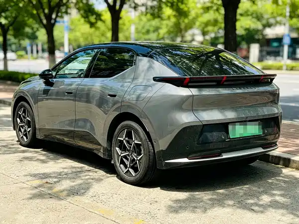 Lynk & Co Z20 2025