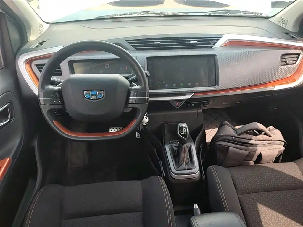 Geely Vision X1 2018 — фото 10