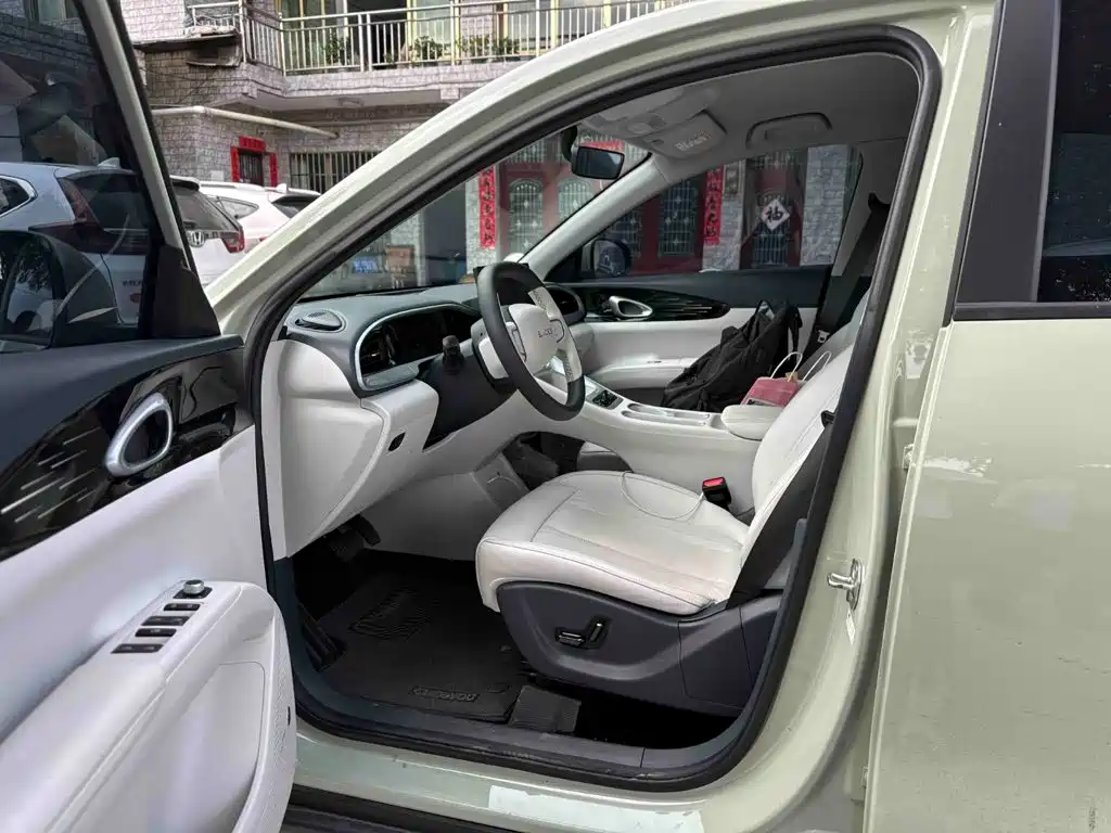 Geely Galaxy Starwish 2025 — фото 6