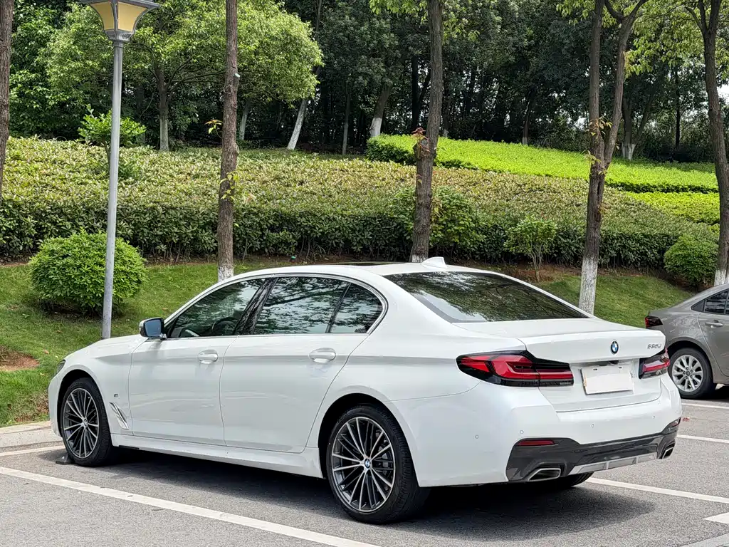 BMW 5 Series 2021 — фото 11