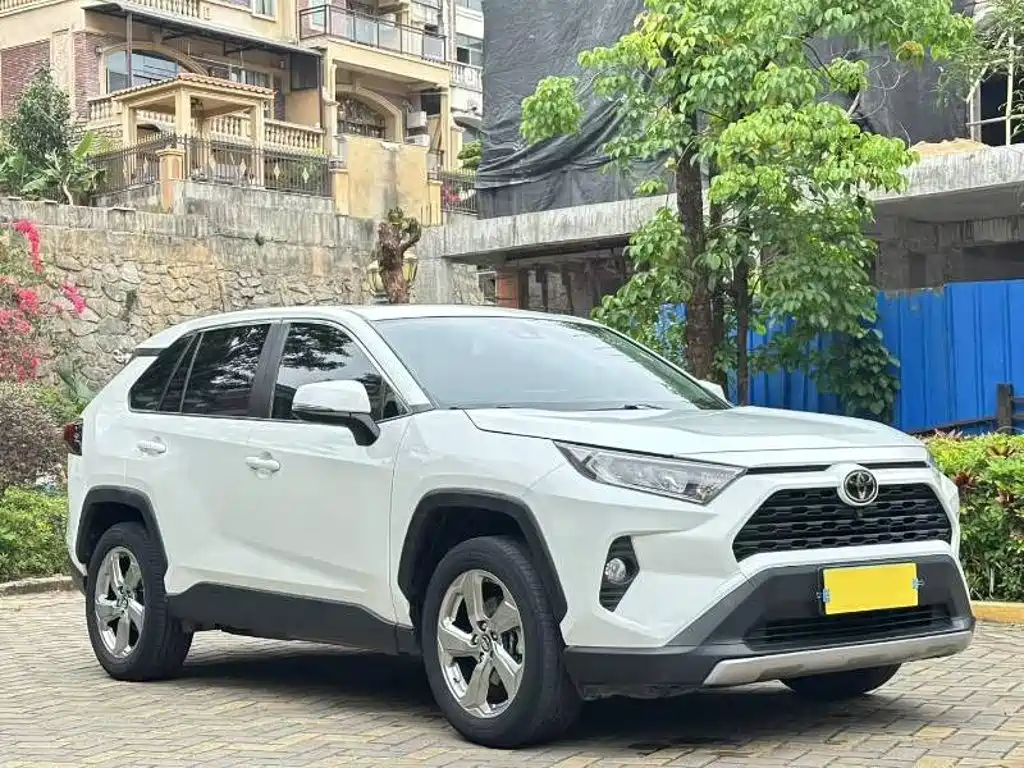Toyota RAV4 2023 — фото 3