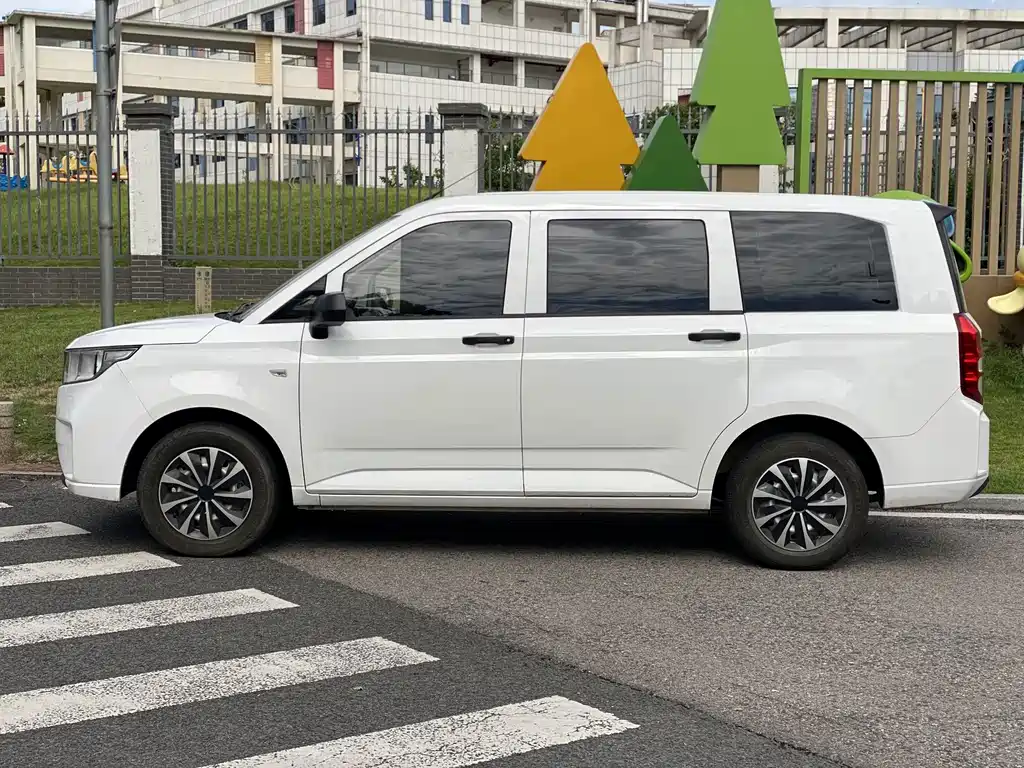 Wuling Hongguang PLUS 2023