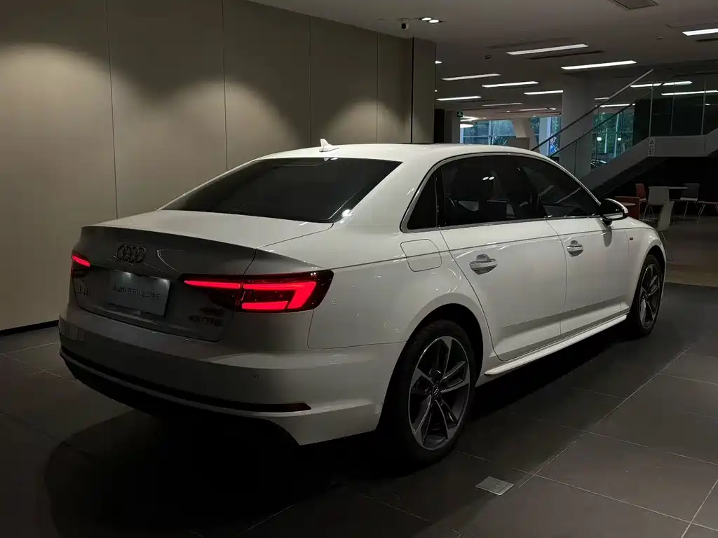 Audi A4L 2018 — фото 4