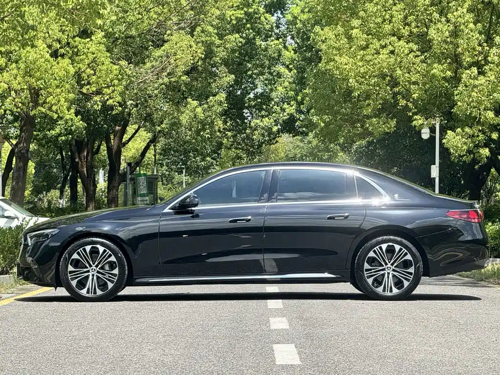 Mercedes-Benz E-Class 2025 — фото 3