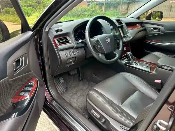 Toyota Crown 2012