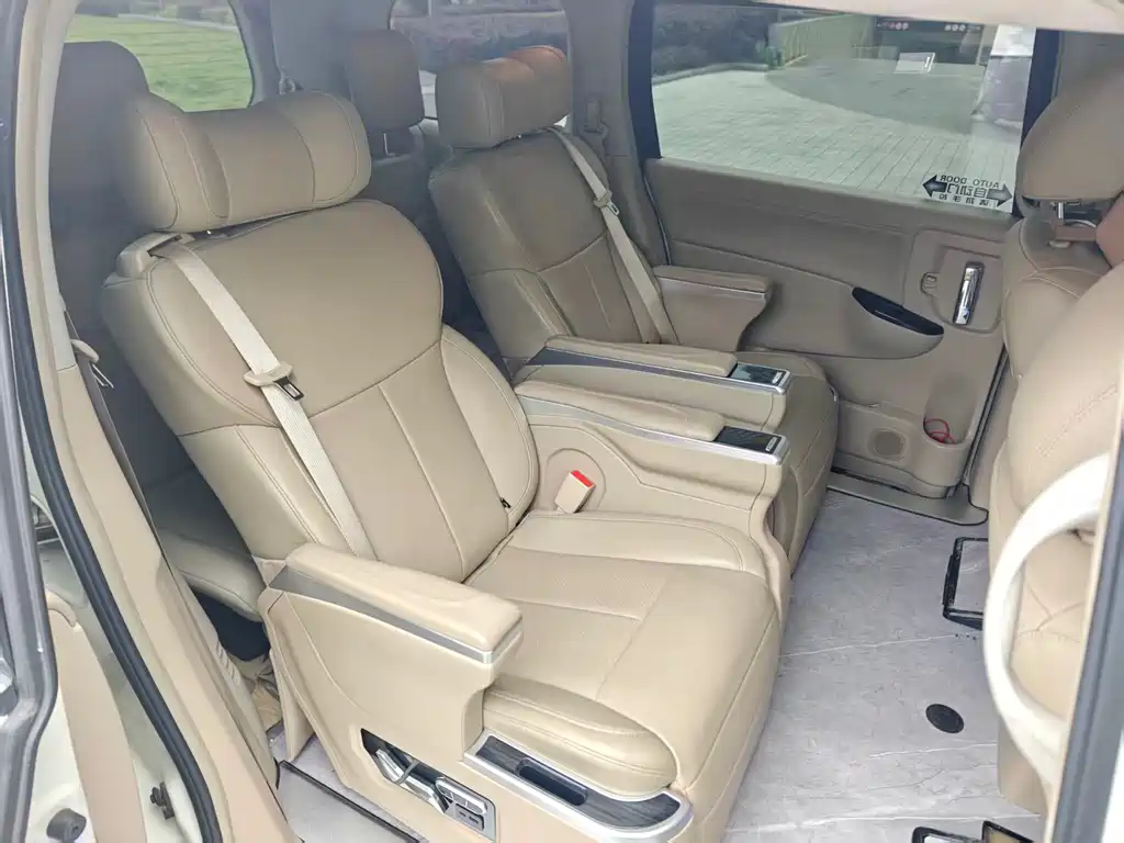 Nissan Quest 2017 — фото 14