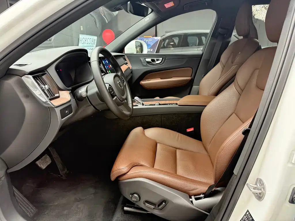 Volvo XC60 2025 — фото 12