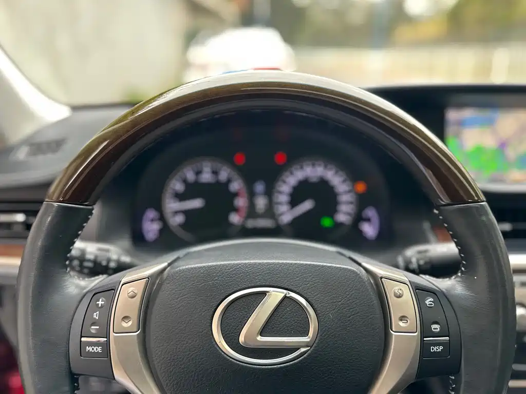 Lexus ES 2014 — фото 11