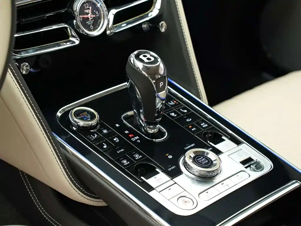 Bentley Flying Spur 2024 — фото 16