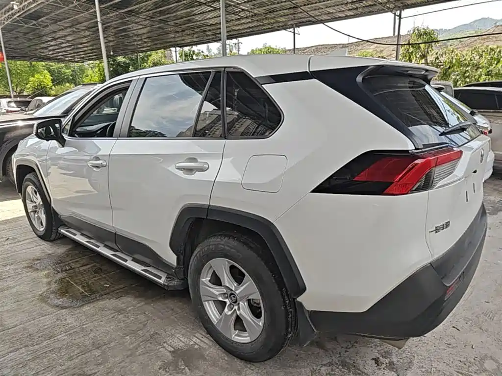 Toyota RAV4 2023 — фото 5