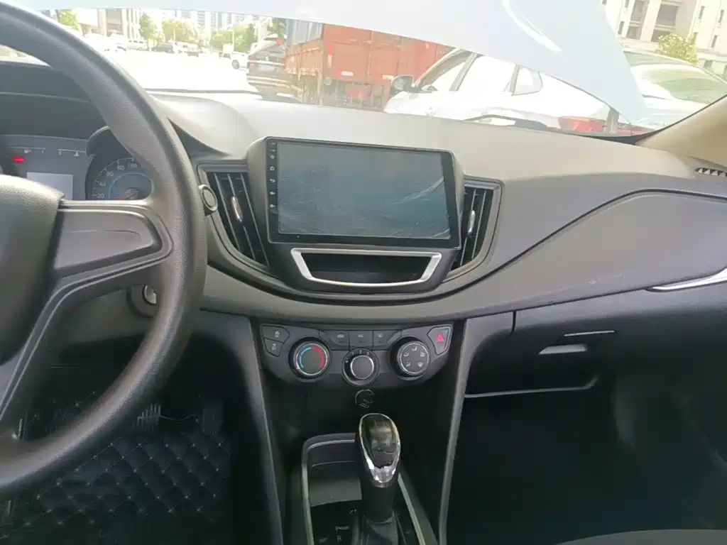 Chevrolet Cavalier 2018 — фото 13