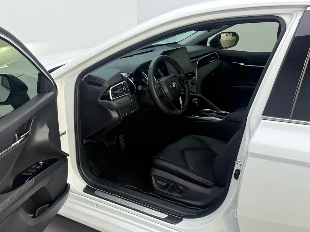 Toyota Camry 2023 — фото 13