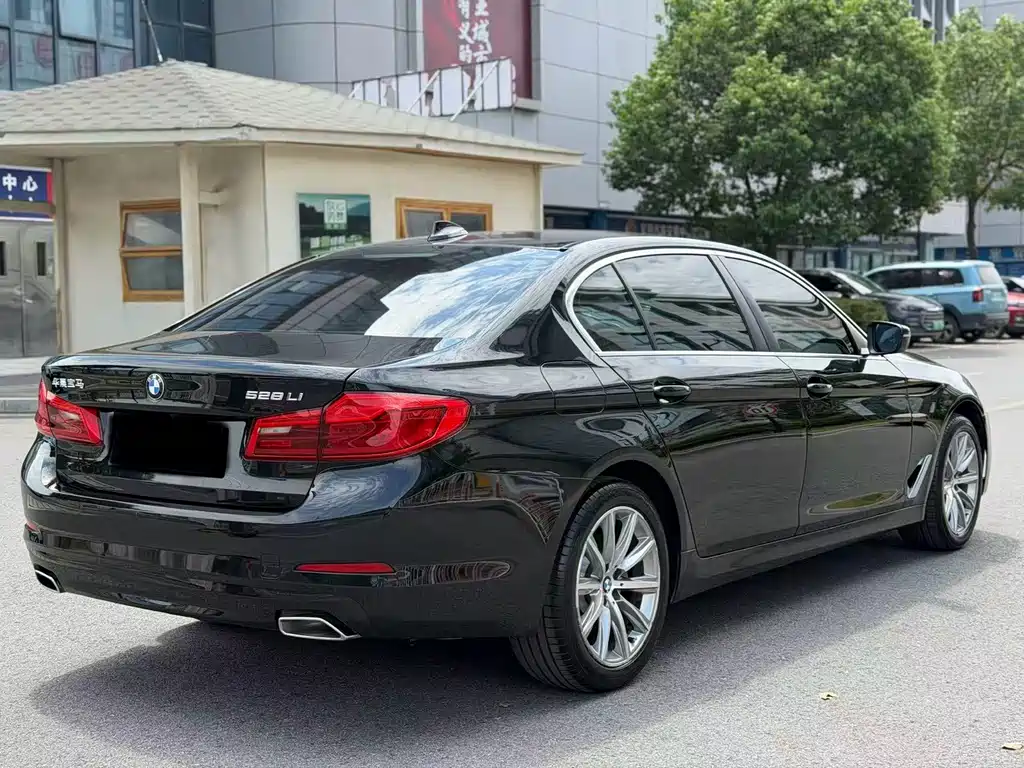 BMW 5 Series 2018 — фото 15