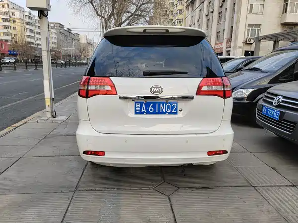 BYD M6 2015