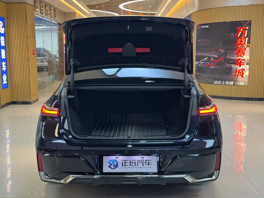 BMW i7 2023 — фото 18