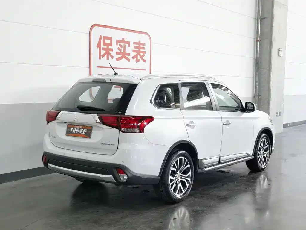 Mitsubishi Outlander 2017 — фото 2