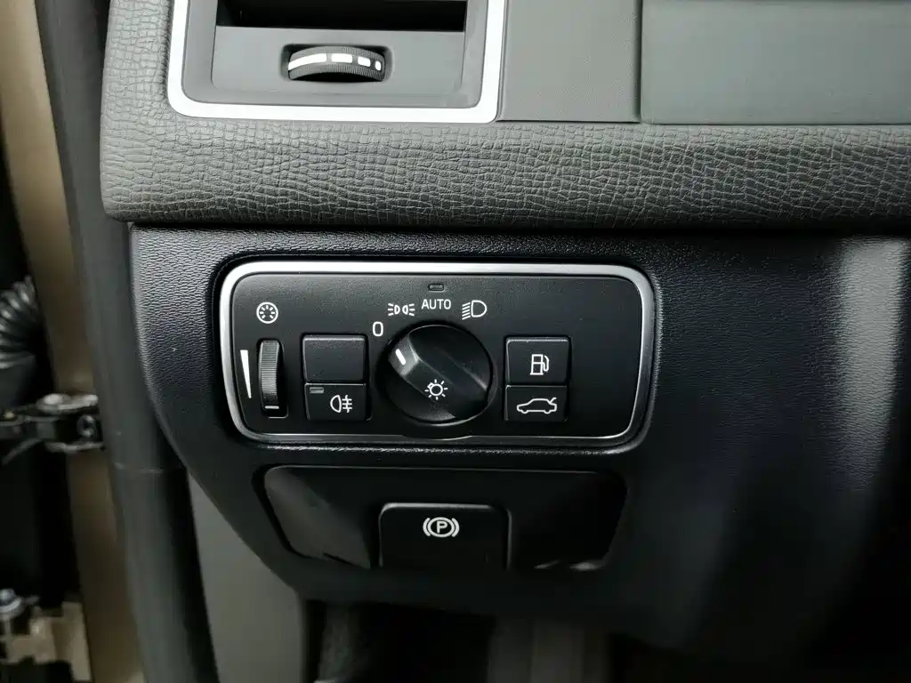 Volvo XC60 2017 — фото 21