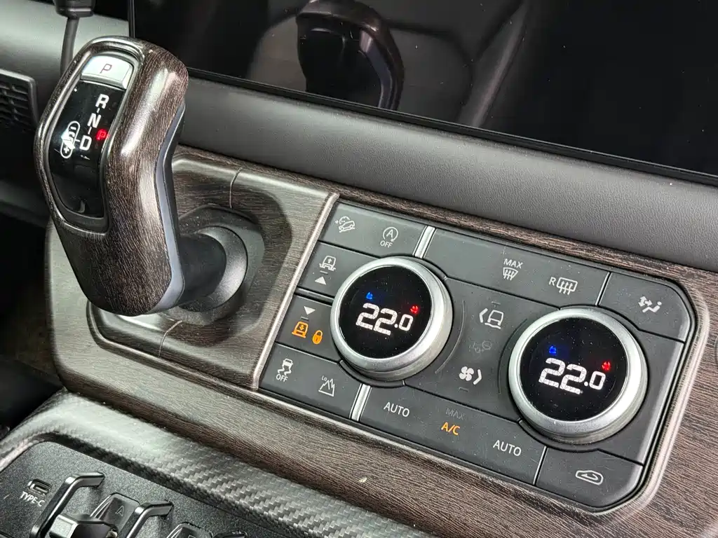 Land Rover Defender 2022 — фото 15