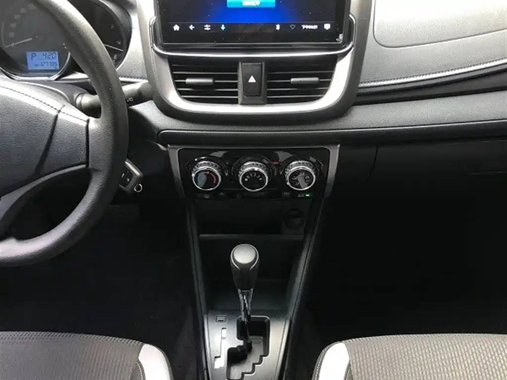 Toyota Yaris L 2020 — фото 10