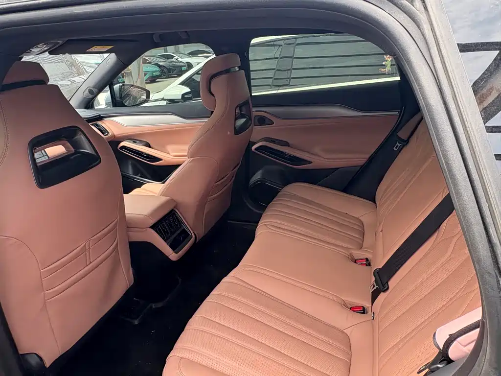 BYD L EV 2024
