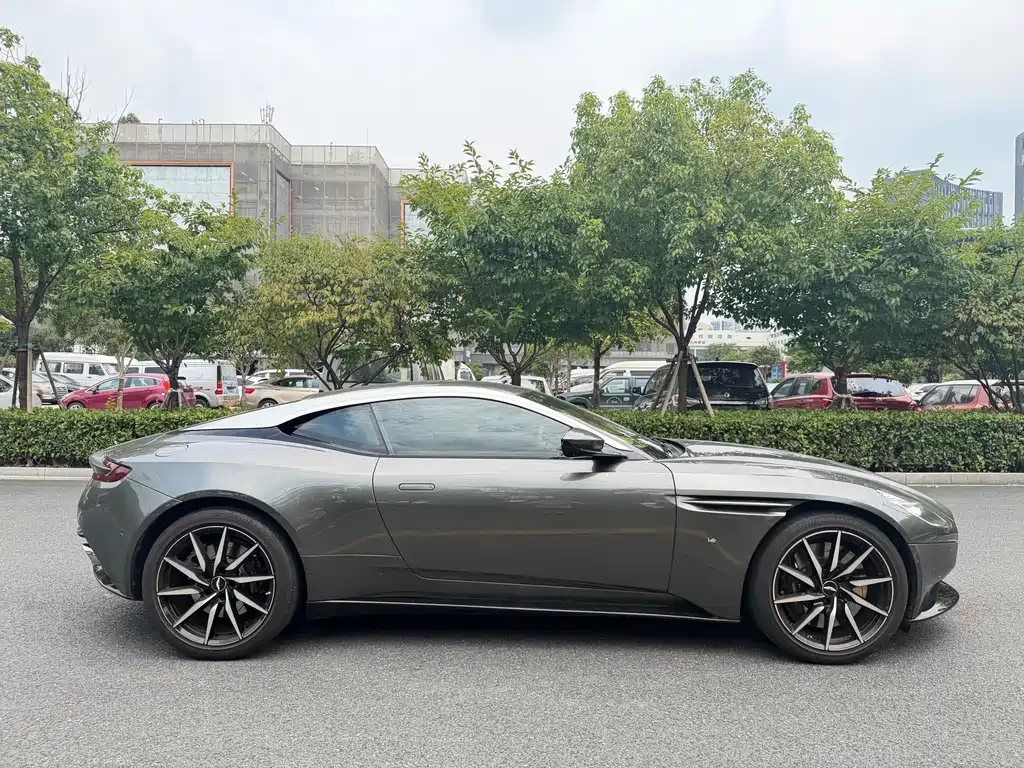 Aston Martin DB11 2017 — фото 7