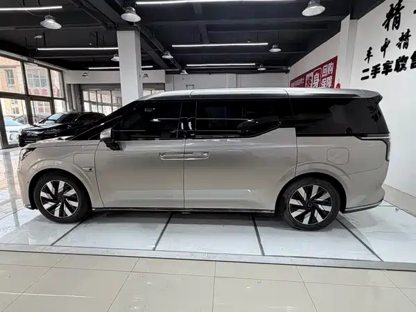Volvo EM90 2025