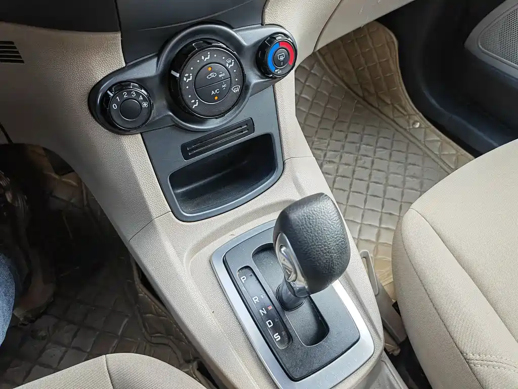 Ford Fiesta 2013 — фото 14