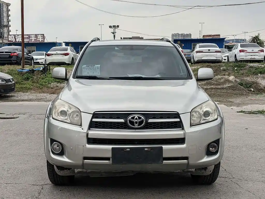 Toyota RAV4 2010 — фото 2