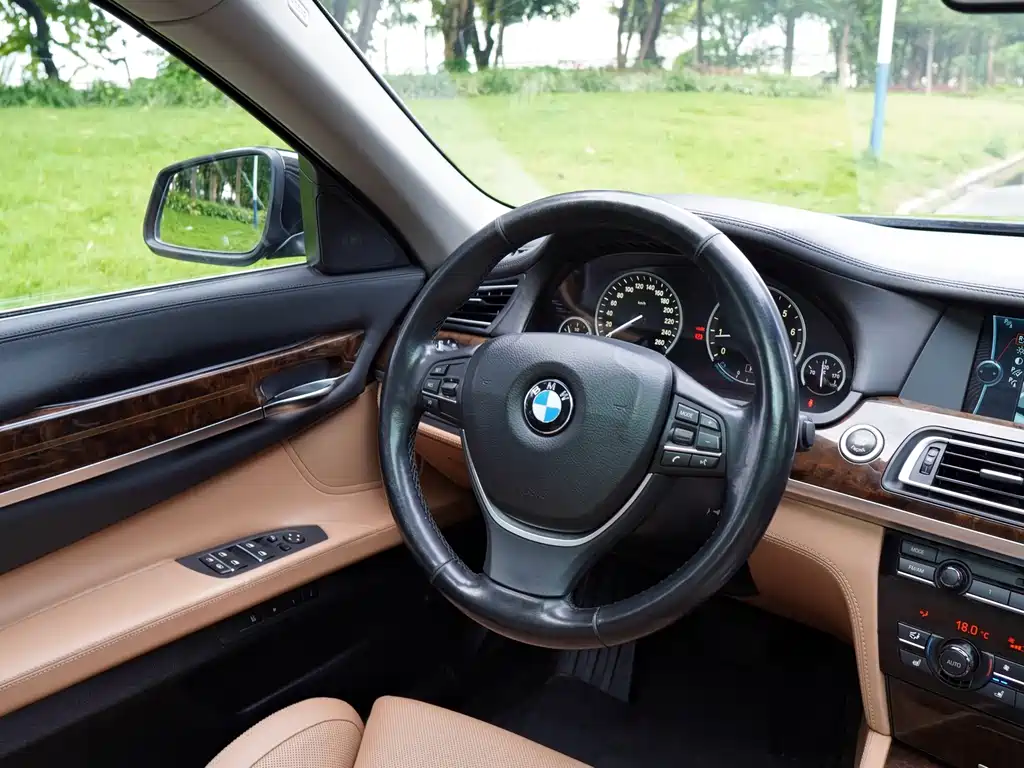 BMW 7 Series 2011 — фото 19