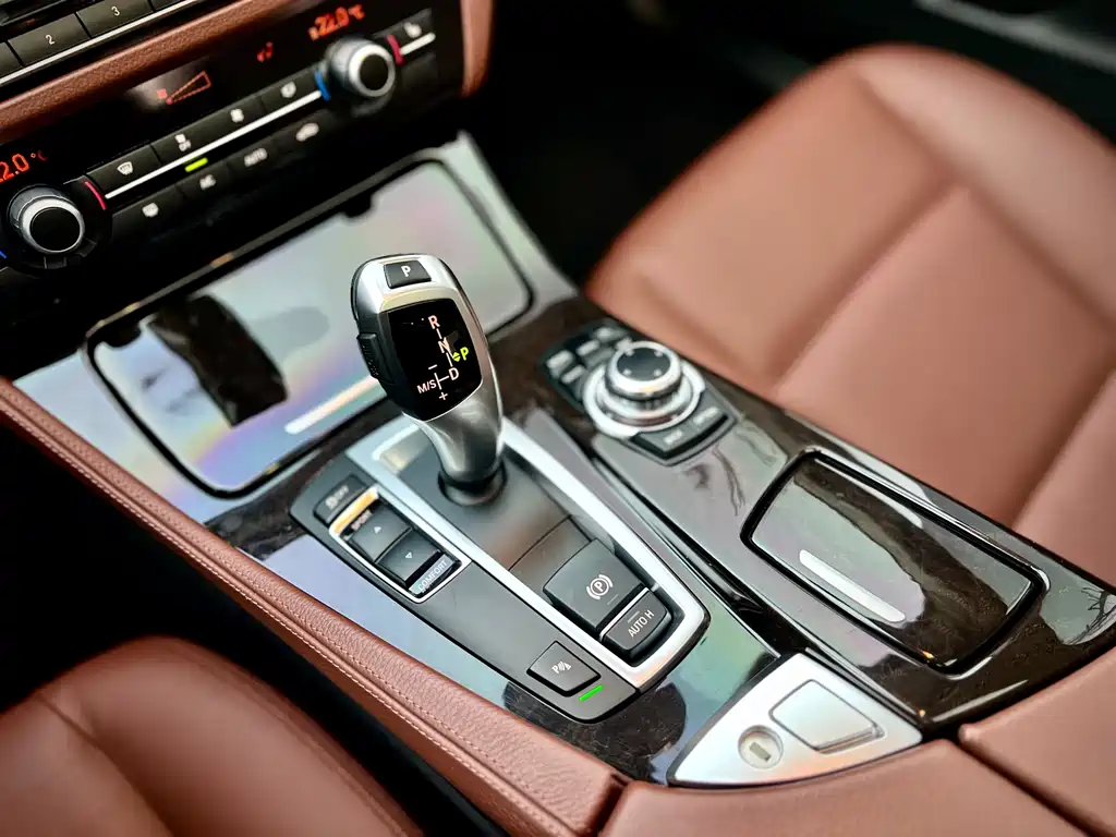 BMW 5 Series 2015 — фото 16