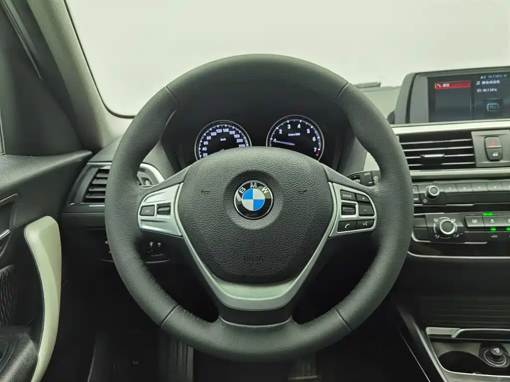 BMW 1 Series 2019 — фото 11