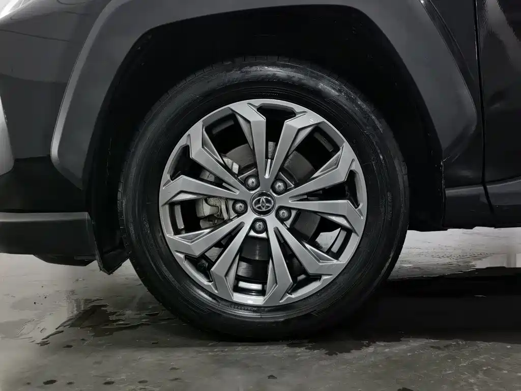 Toyota RAV4 2023 — фото 17