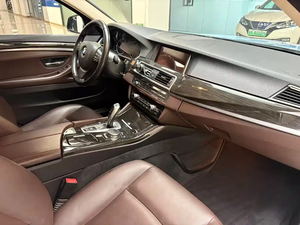 BMW 5 Series 2015 — фото 28