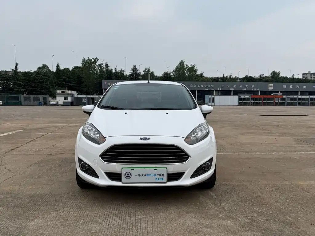 Ford Fiesta 2015 — фото 2