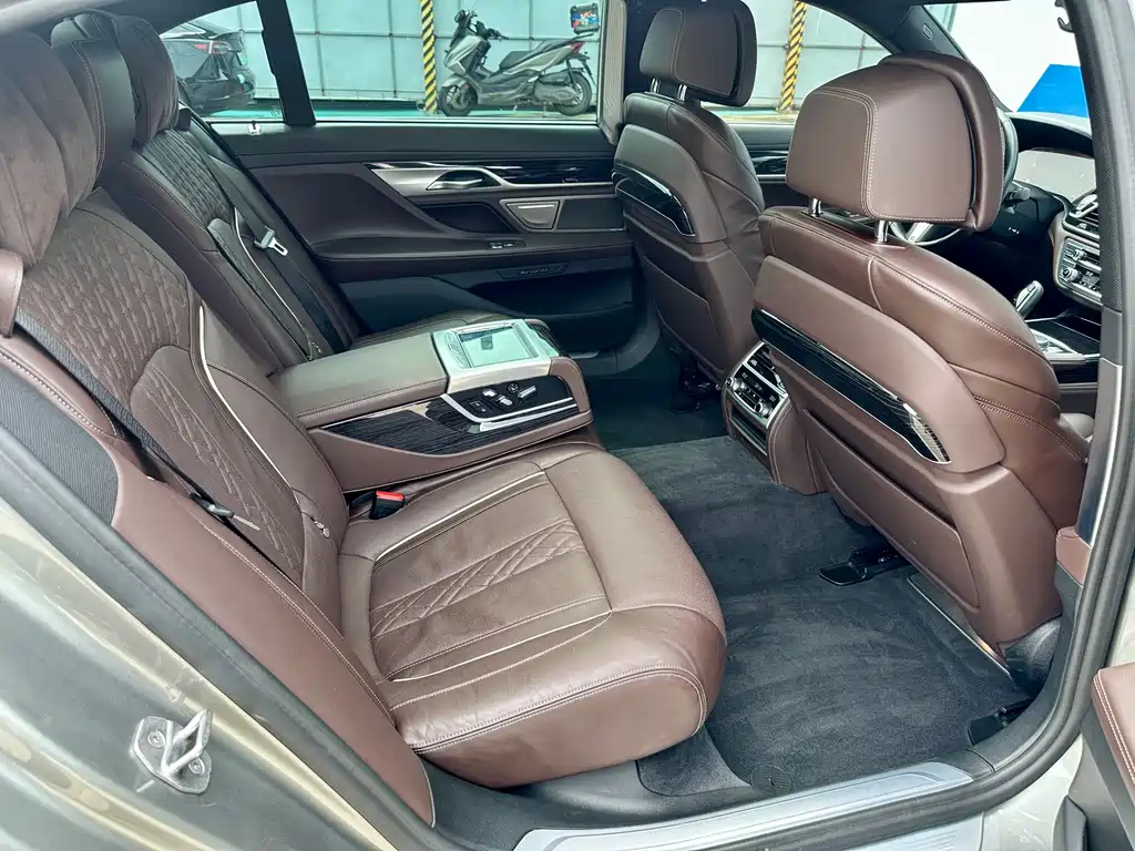BMW 7 Series 2021 — фото 11