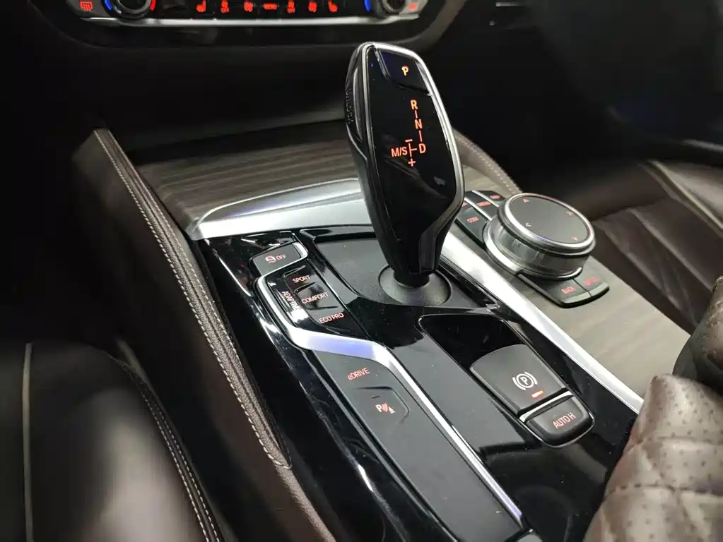 BMW 5 Series New Energy 2019 — фото 8