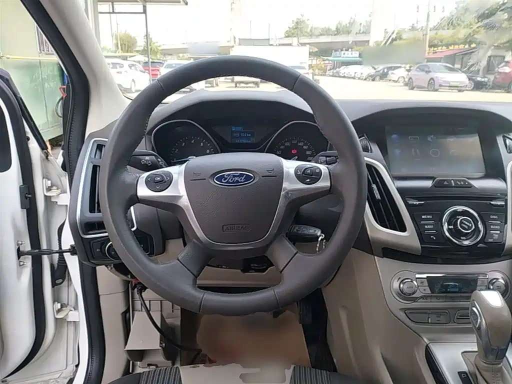 Ford Focus 2015 — фото 11