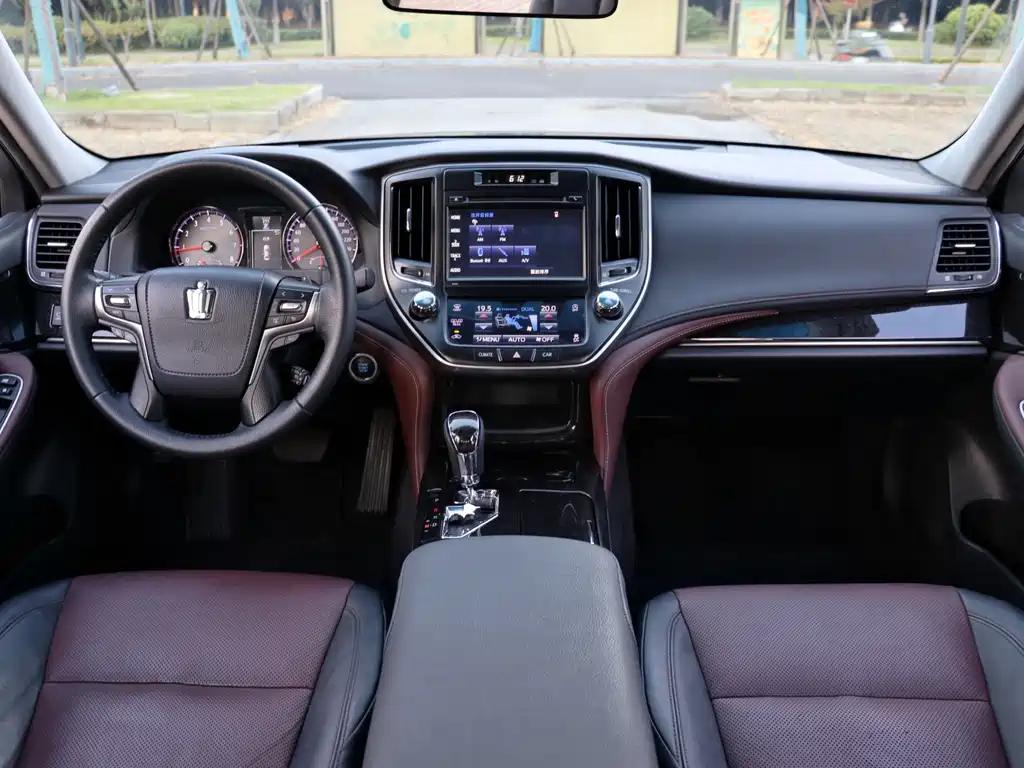 Toyota Crown 2018 — фото 10