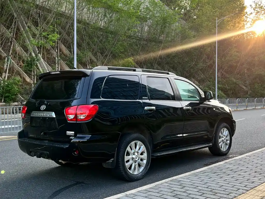 Toyota Sequoia 2014 — фото 16
