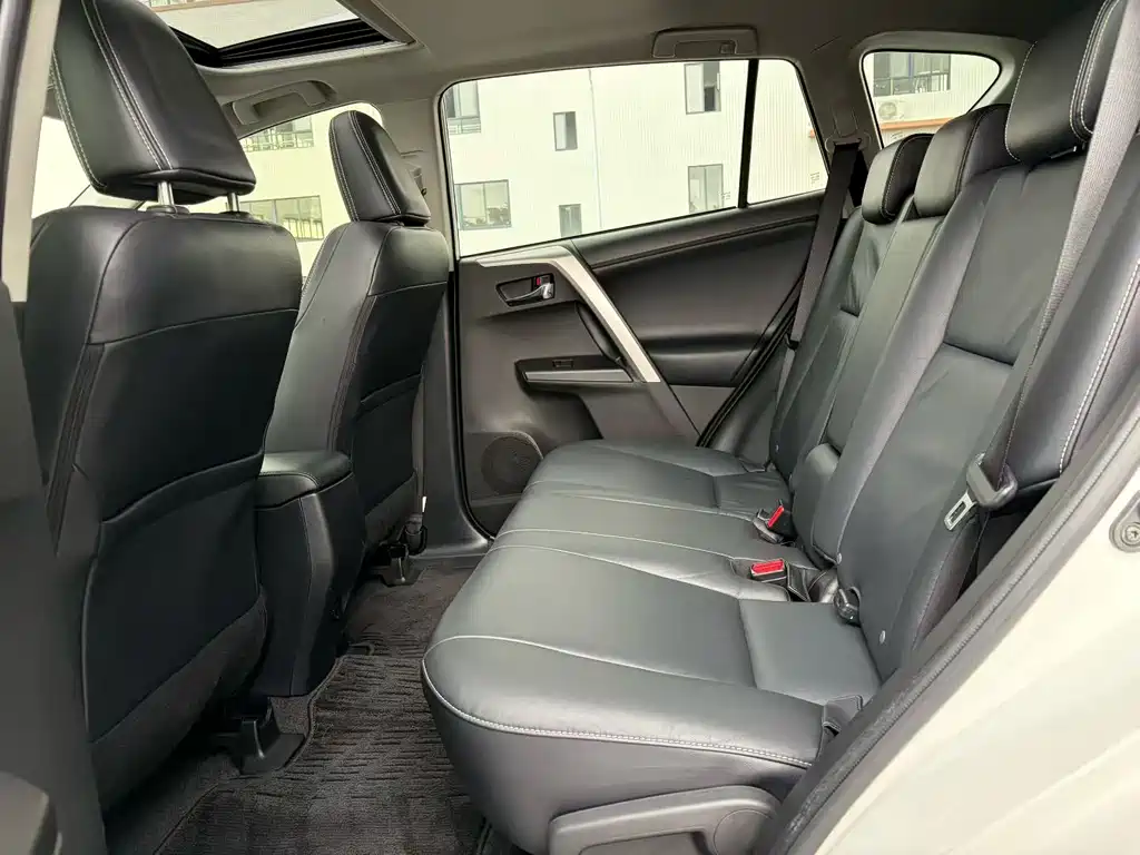 Toyota RAV4 2018 — фото 9
