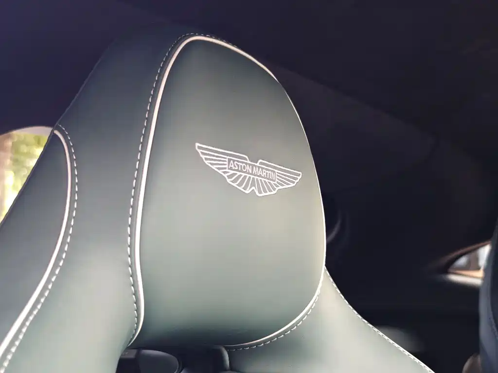 Aston Martin V8 Vantage 2025 — фото 16