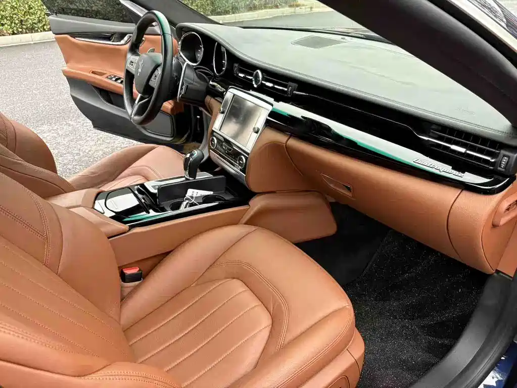 Maserati Quattroporte 2015 — фото 11