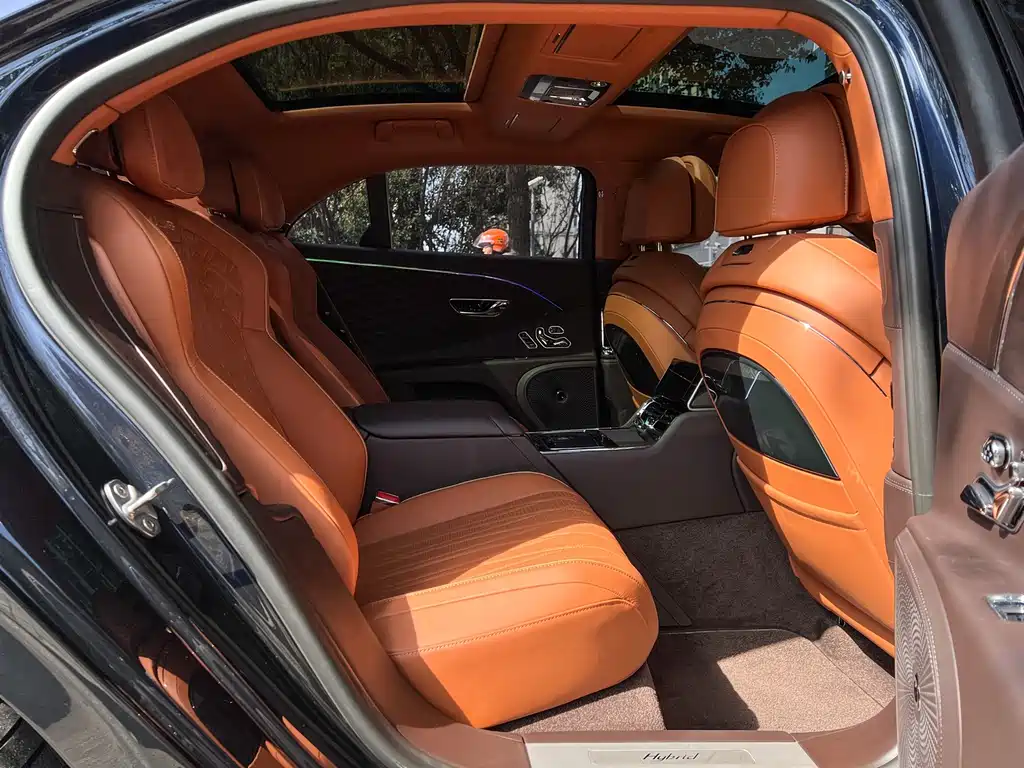Bentley Flying Spur Plug-In Hybrid 2022 — фото 11
