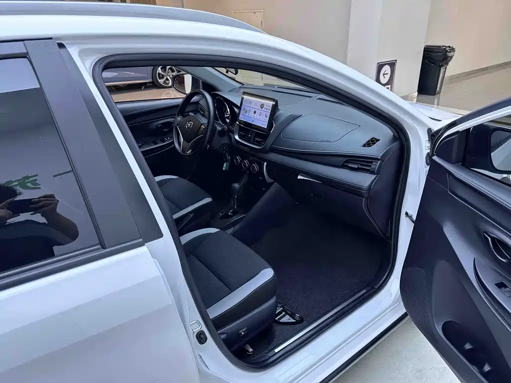 Toyota Yaris L 2023 — фото 11