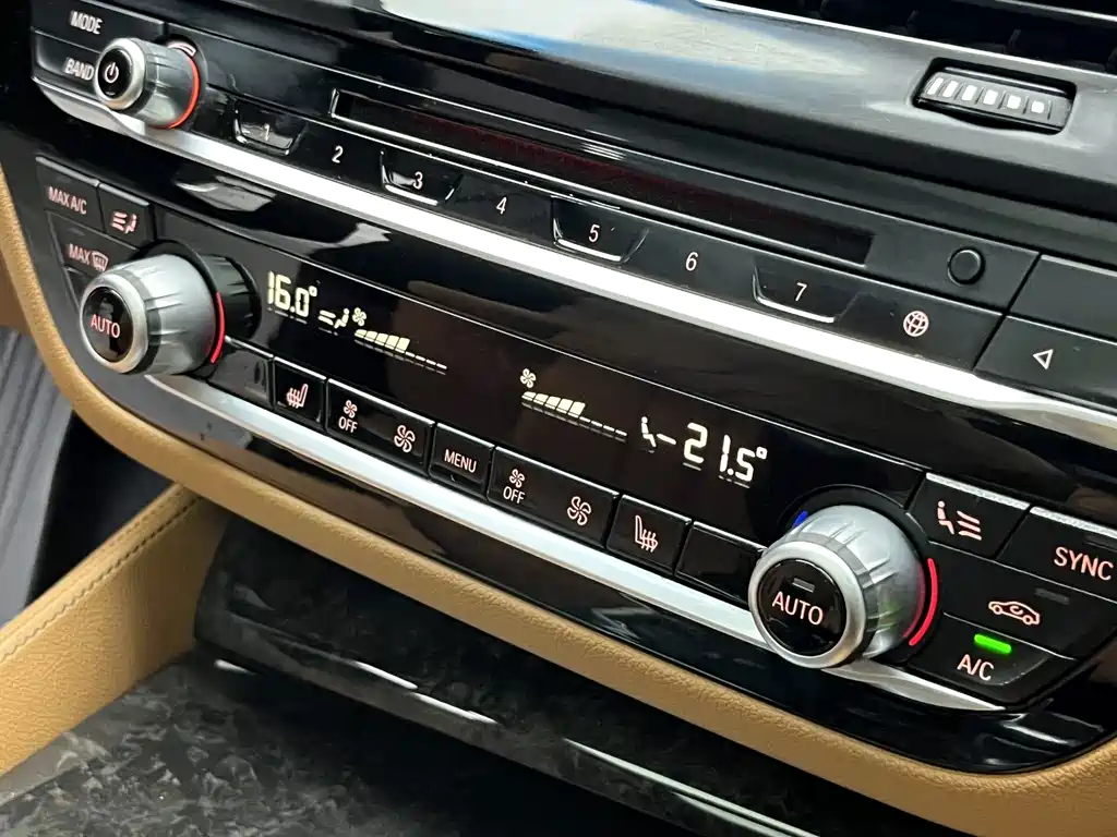 BMW 5 Series 2017 — фото 15