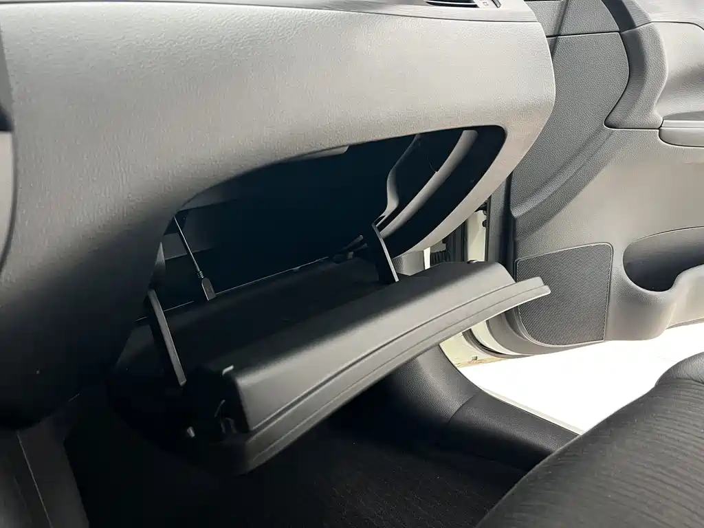Nissan Tiida 2015 — фото 18
