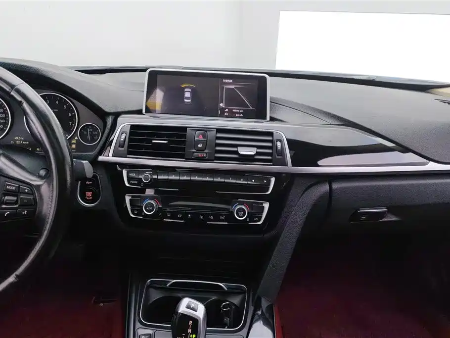 BMW 3 Series 2018 — фото 13